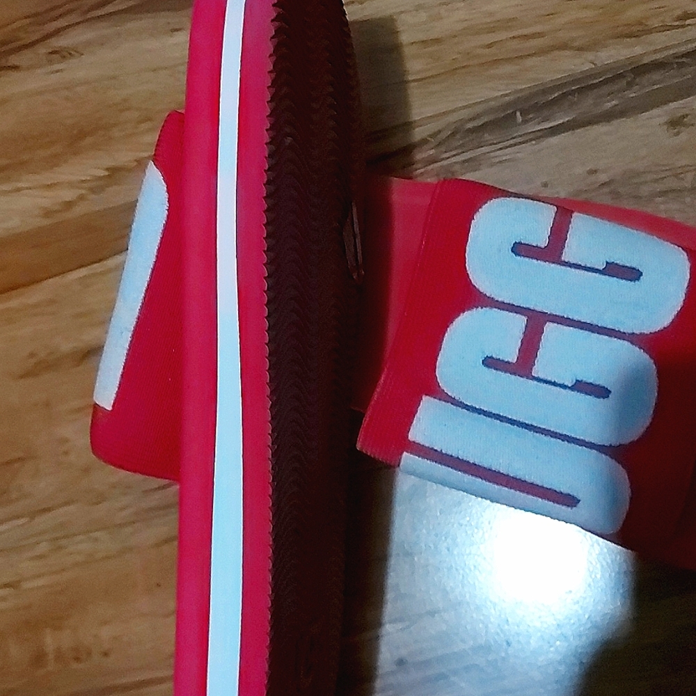 Ugg flip flops